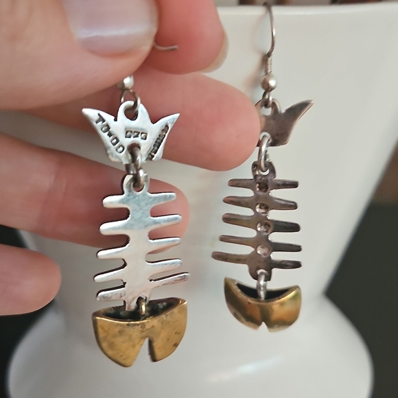 Vintage STERLING Silver and Gold Fishbone Earrings - Picture 5 of 5